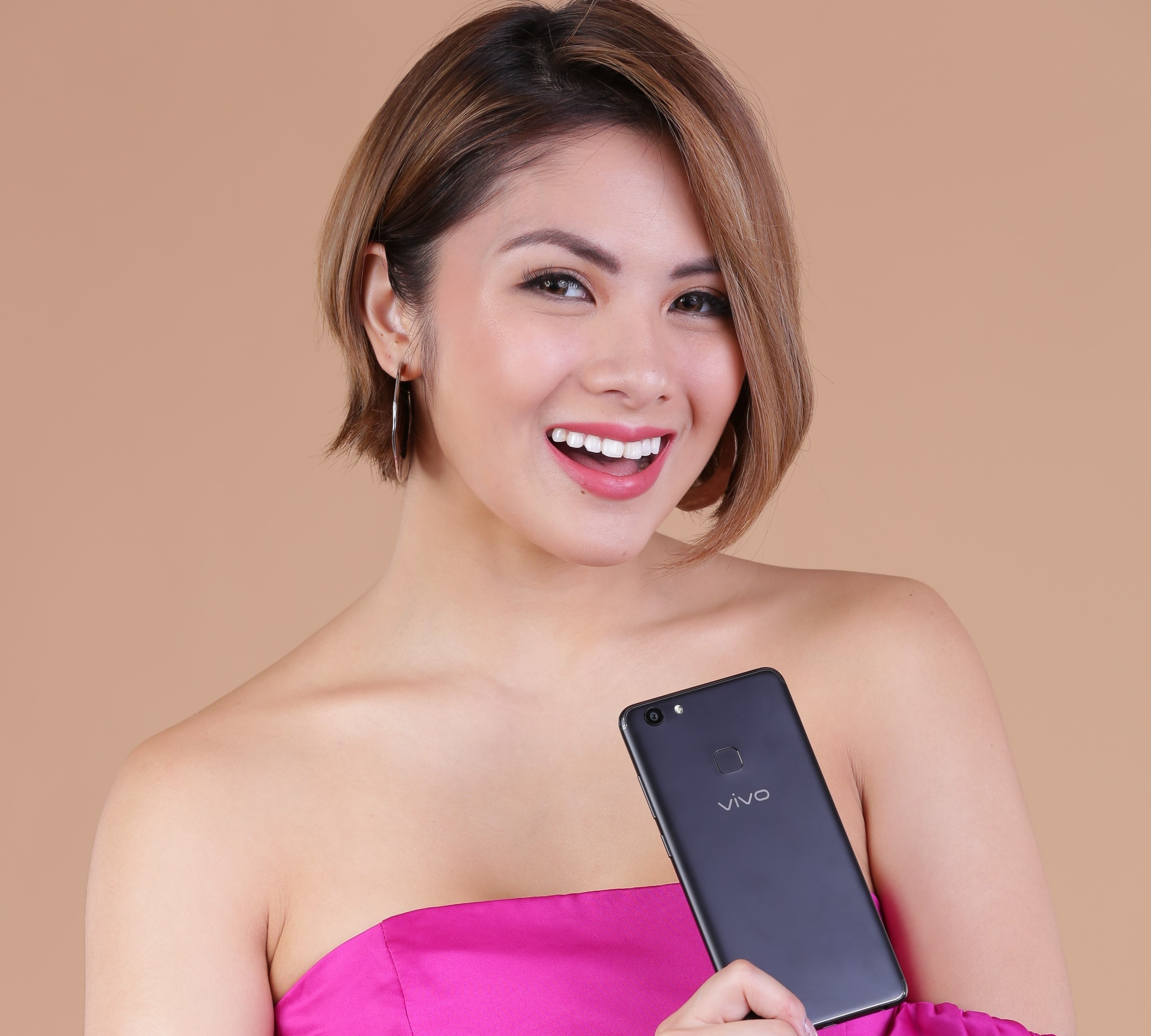 Celebrity blogger and DJ Ashley Rivera is thrilled with her Vivo endorsement